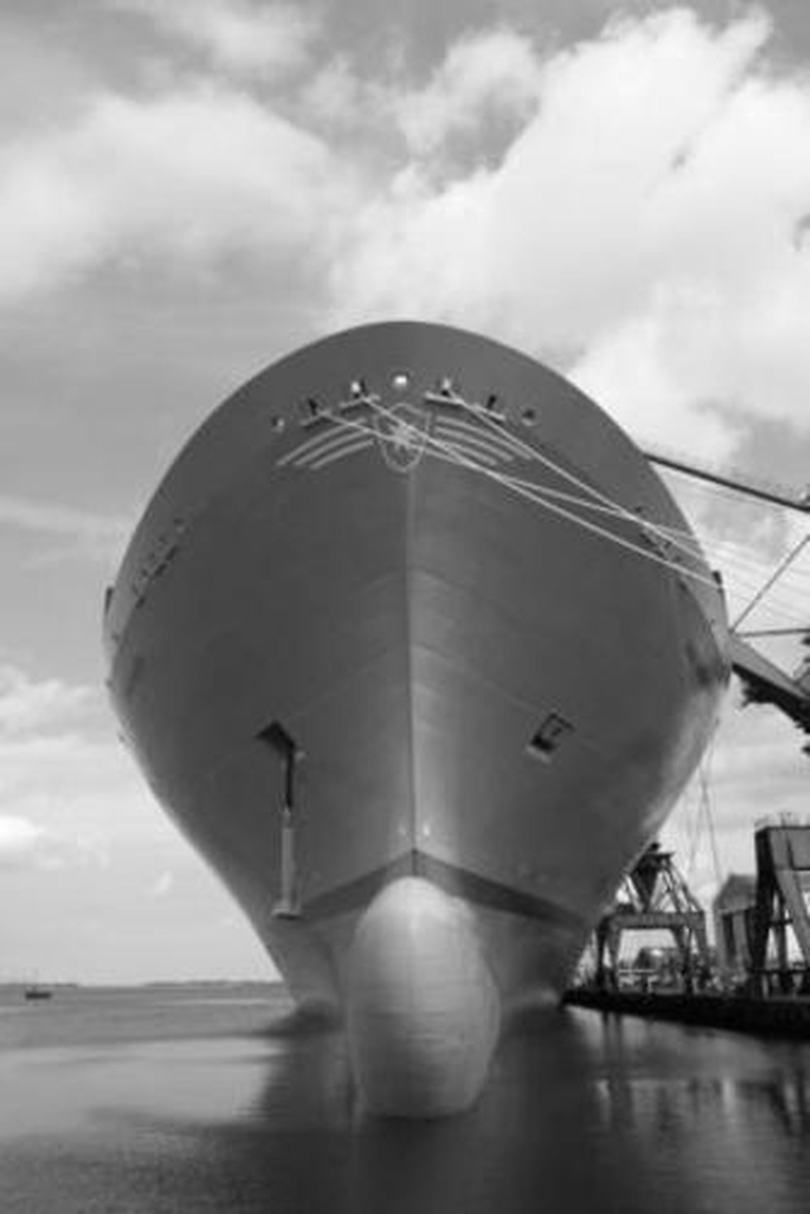 Un portacontenedores de Maerk Line amarrado a puerto.