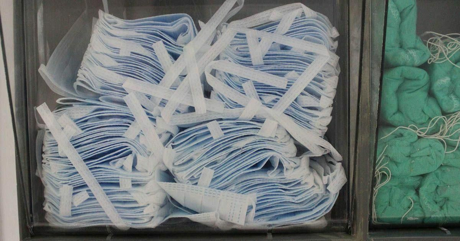Estante con mascarillas quirúrgicas.