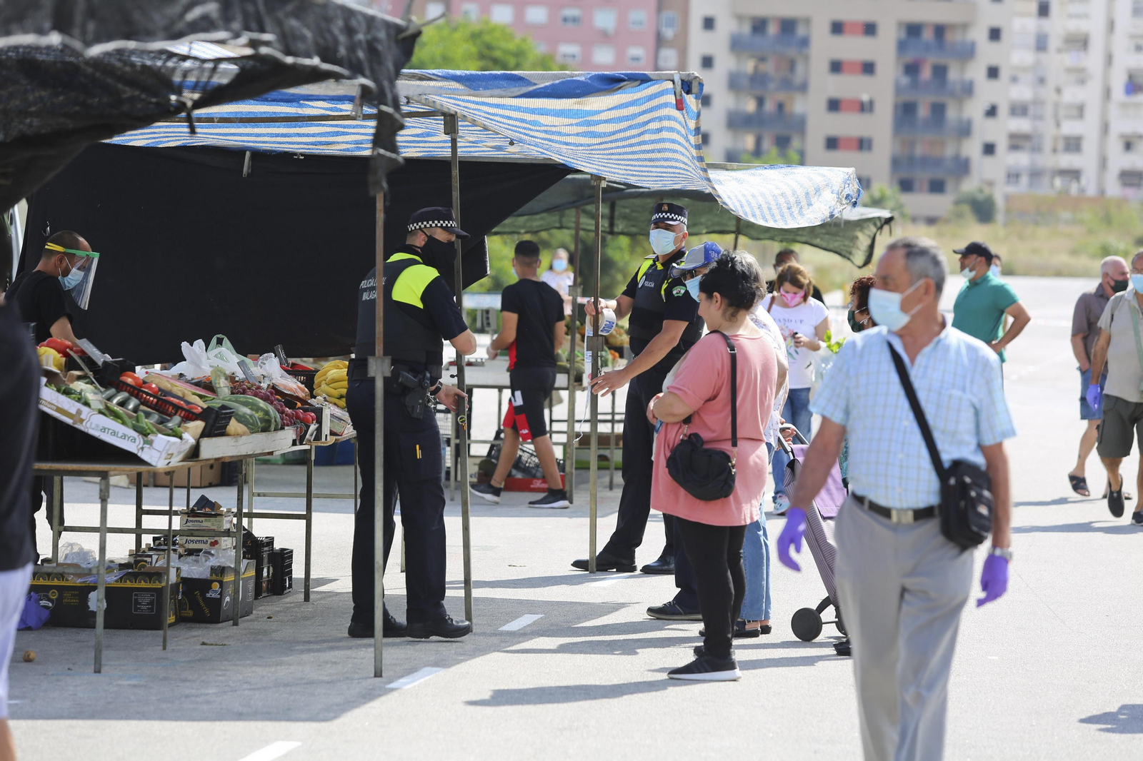 Las fotos del mercadillo de Huelin, en Málaga, en su primer día de desescalada