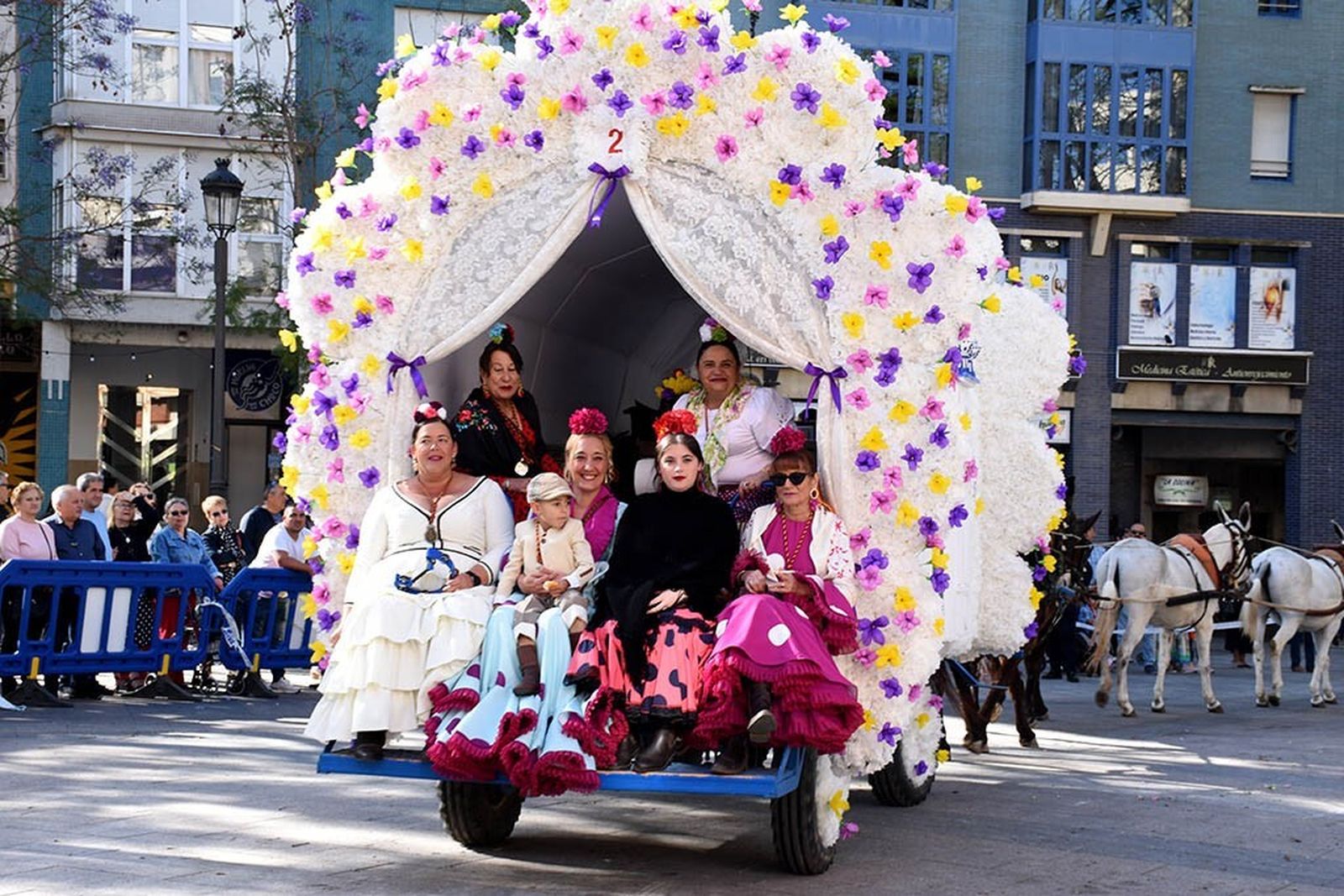 Imágenes de los peregrinos de la Hermandad de Emigrantes en su salida por las calles de Huelva