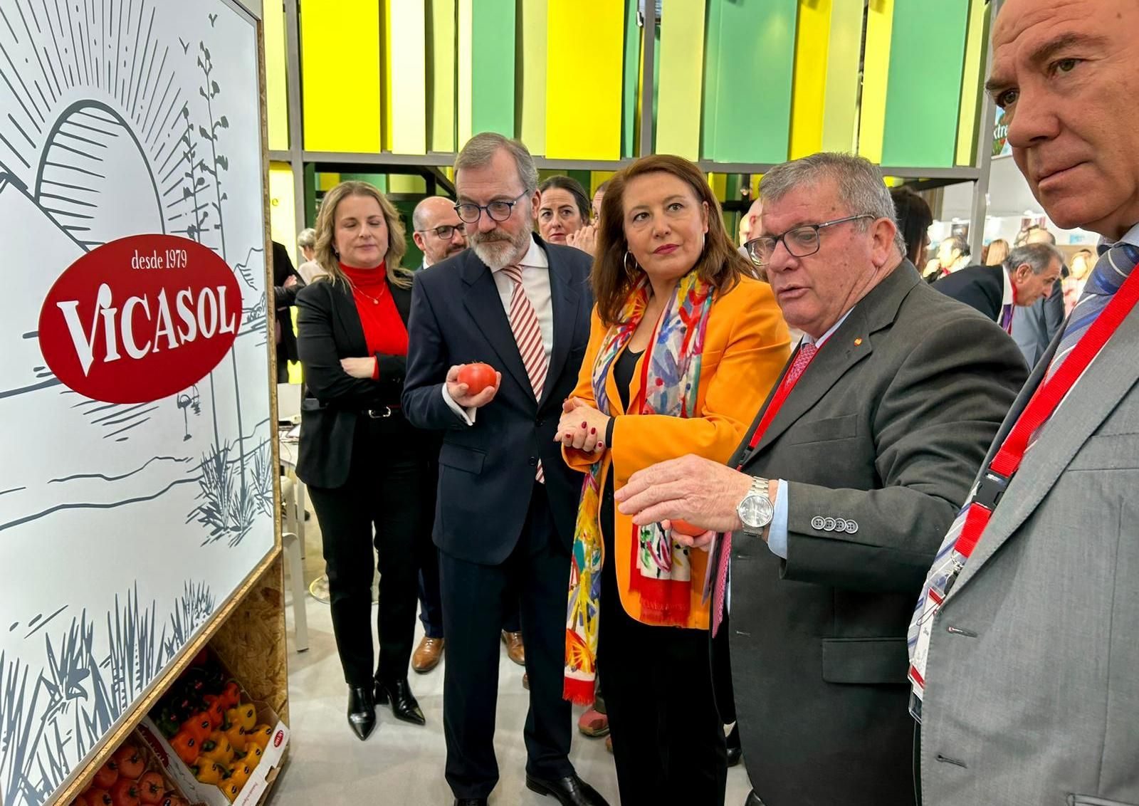 Consejera y embajador, junto a Juan Antonio González, presidente de Vicasol.