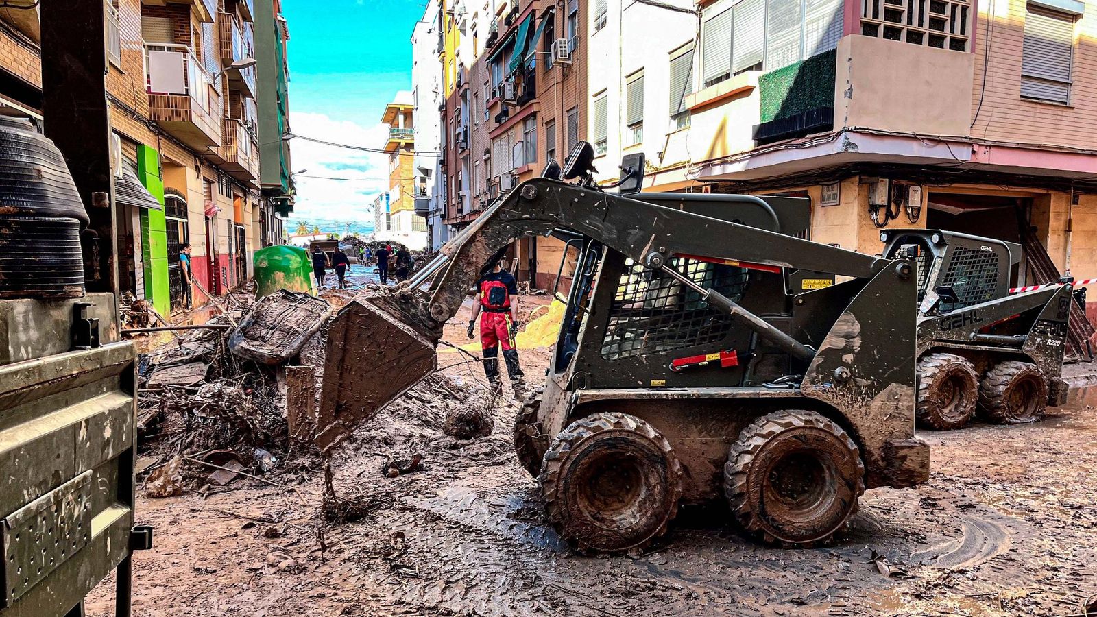 Los zapadores de la Legión están realizando un trabajo fundamental en la limpieza de las calles