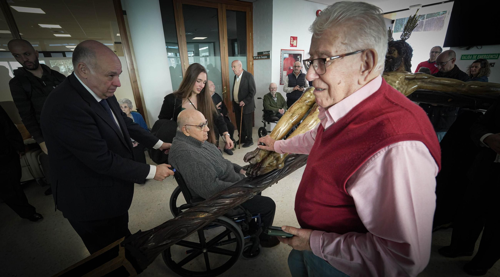 Imágenes del Cristo de la Esperanza con los ancianos del San Juan Grande en Jerez