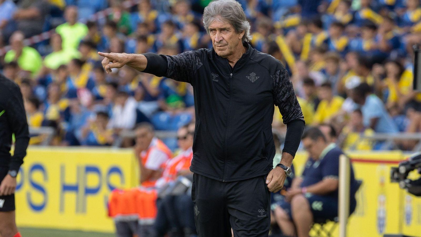Manuel Pellegrini da indicaciones a sus futbolistas.