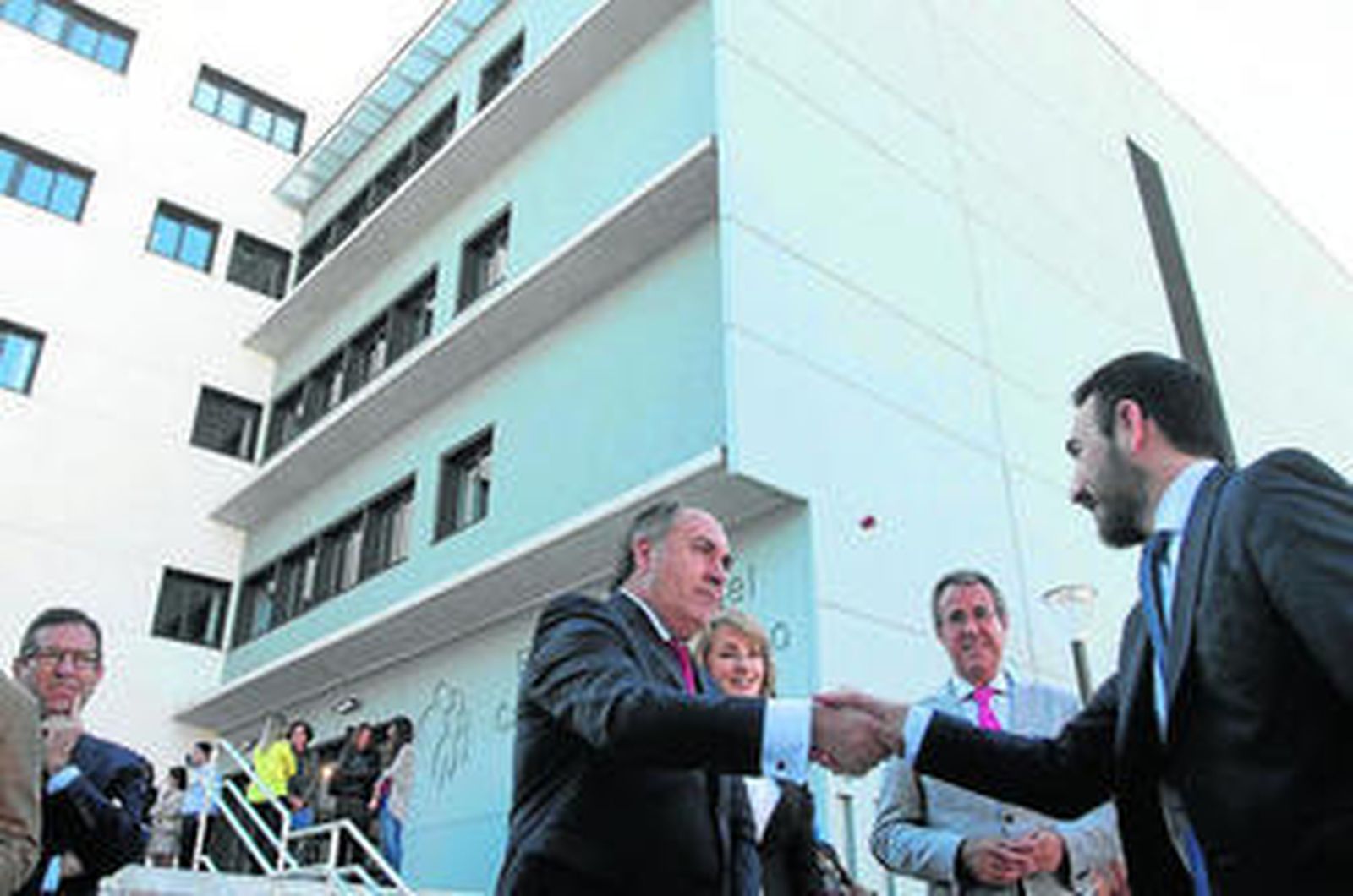 El alcalde, José Ignacio Landaluce, estrechando la mano al delegado de la Junta en Cádiz, Fernando López Gil.