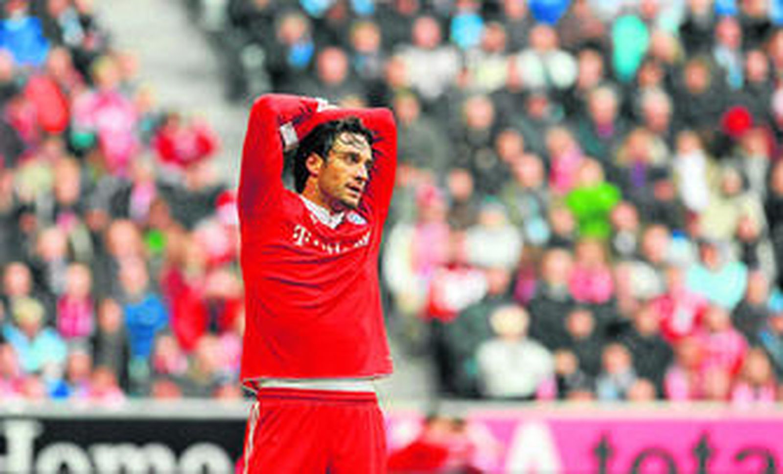 Luca Toni se lamenta tras fallar una ocasión ante el Schalke.