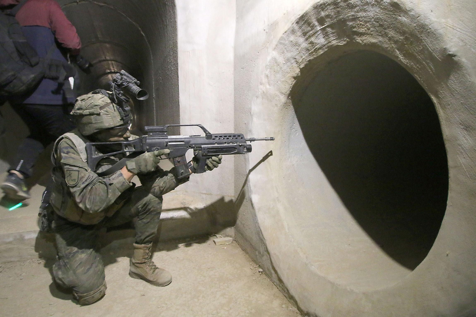 Imágenes de la visita de la ministra de Defensa a la base militar de Viator