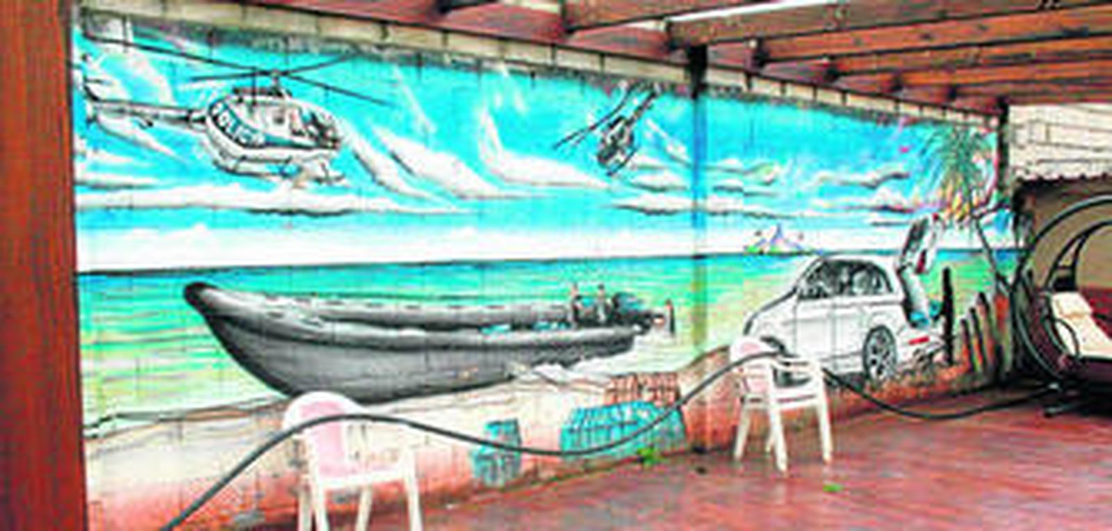 El fresco que representa el alijo en la costa, pintado sobre los bloques de hormigón del muro de una parcela de una urbanización de Carmona.