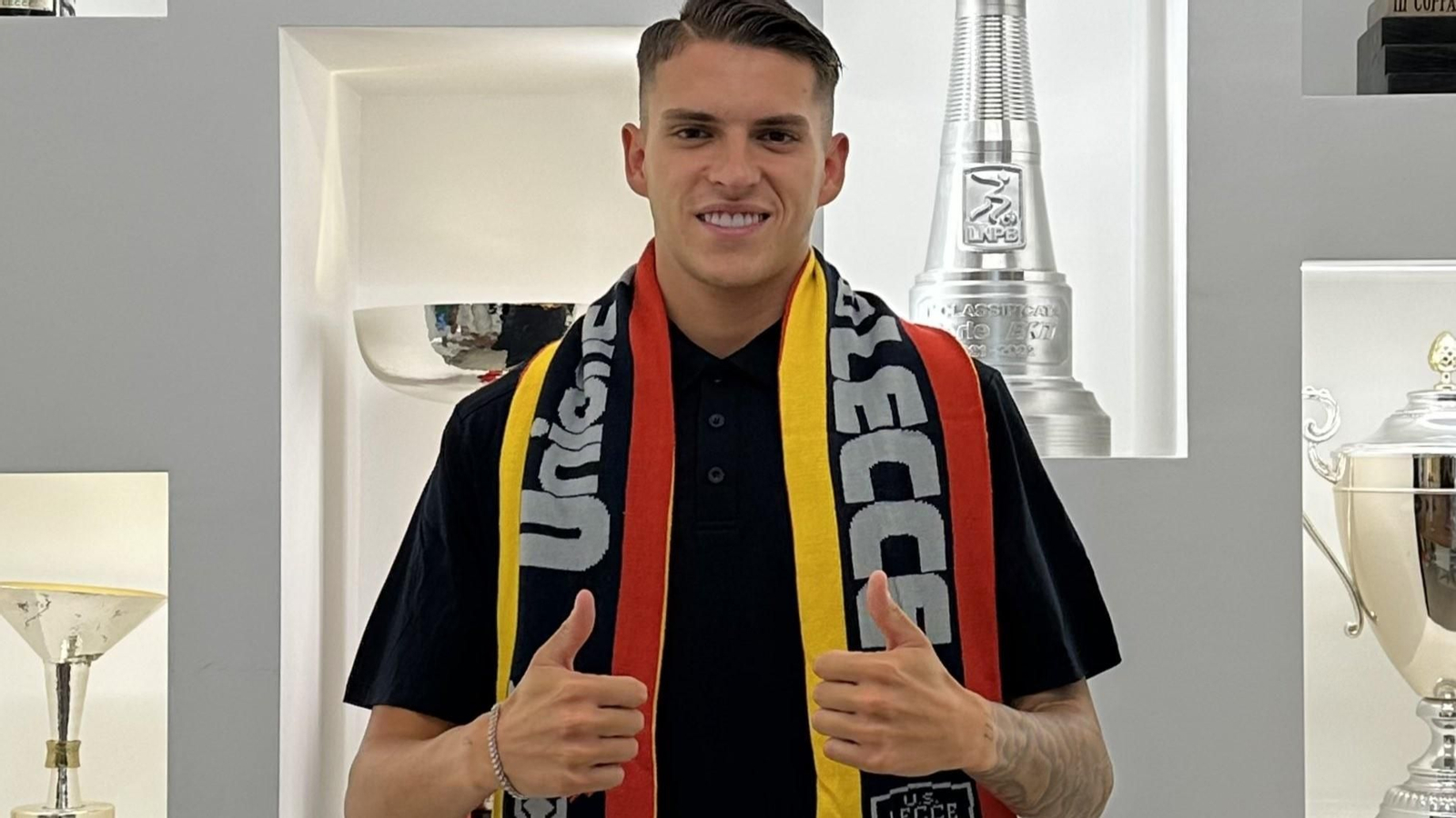Álex Sala posa con una bufanda del Lecce.