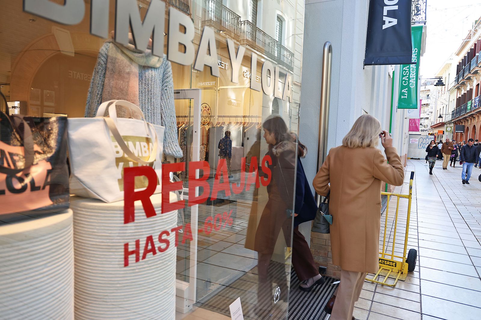 Imágenes del comienzo de las rebajas en Huelva