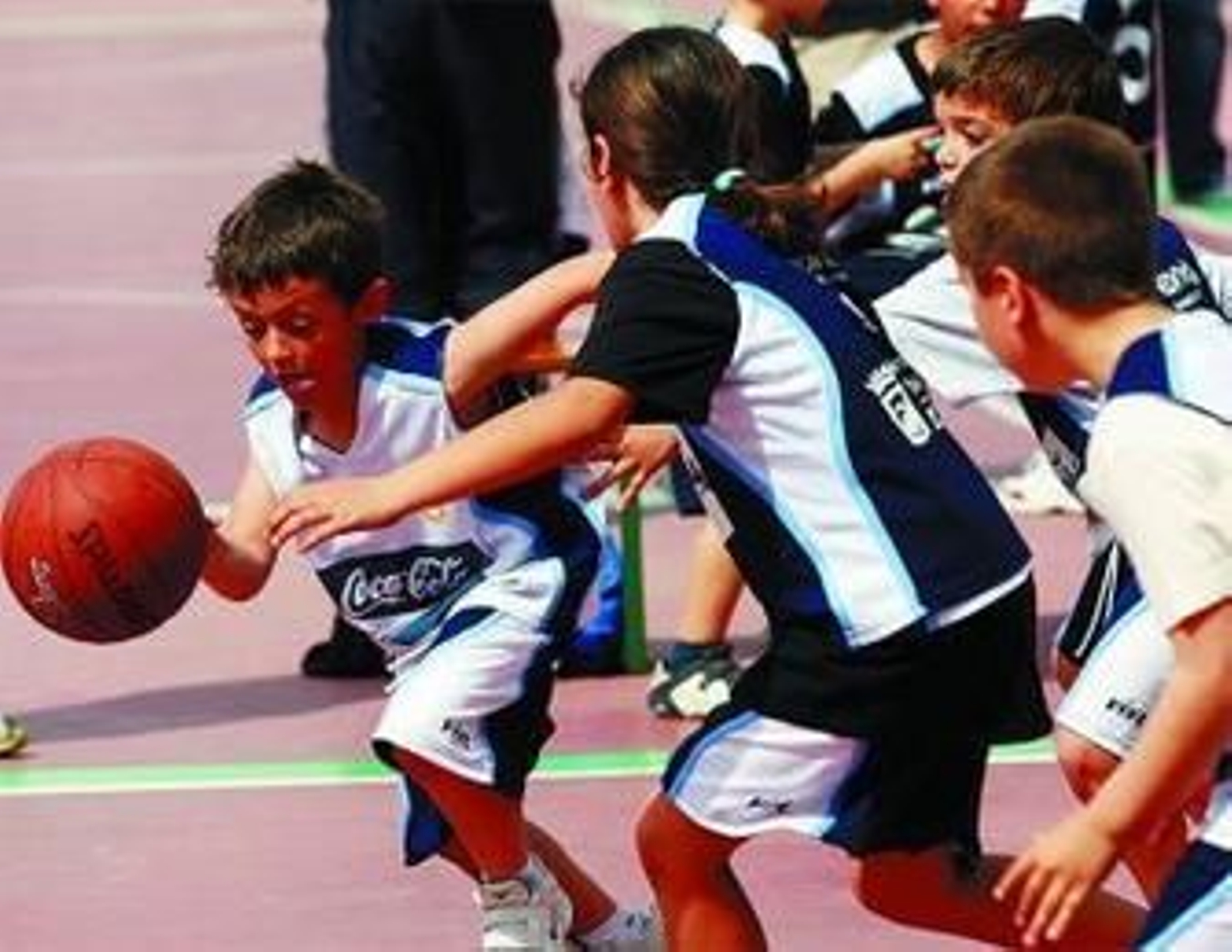 Un grupo de niños juega en el patio de un colegio.