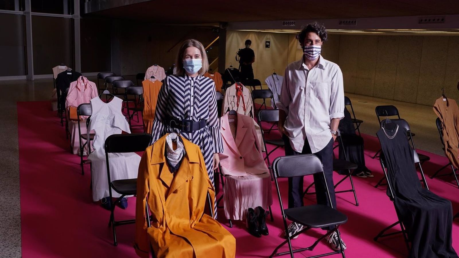 La comisaria de la muestra y el diseñador Moisés Nieto, en la exposición.