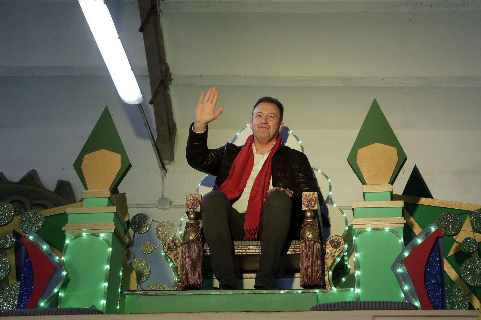 Visita de los Reyes Magos a sus carrozas