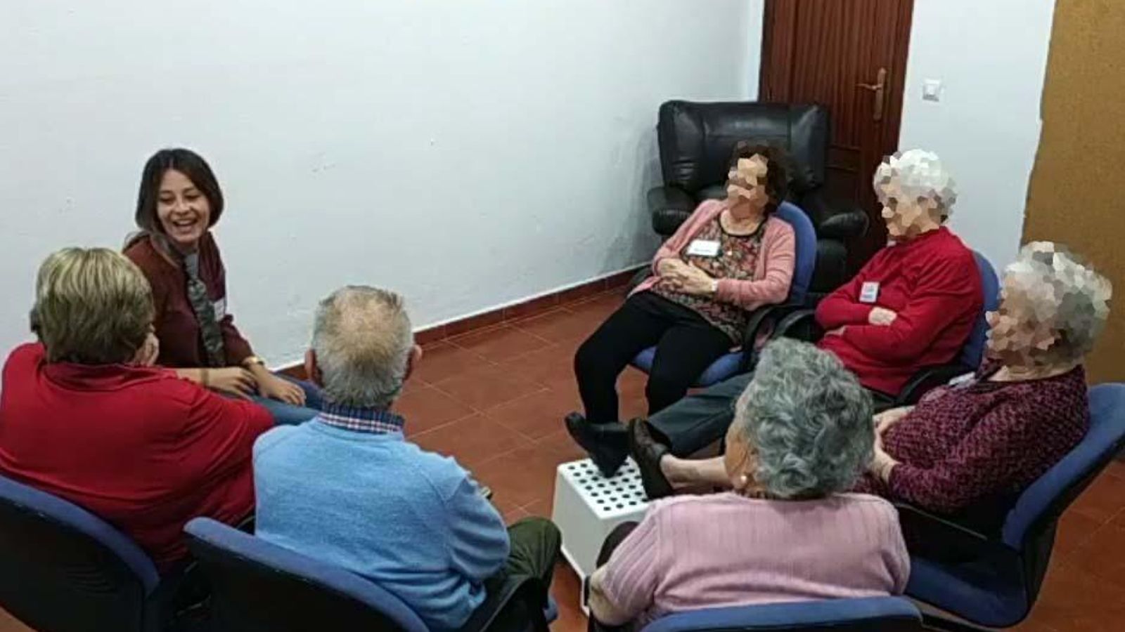 Marta Vicenti, junto a un grupo de usuarios, durante una sesión de la terapia donde se ha trabajado la curiosidad.