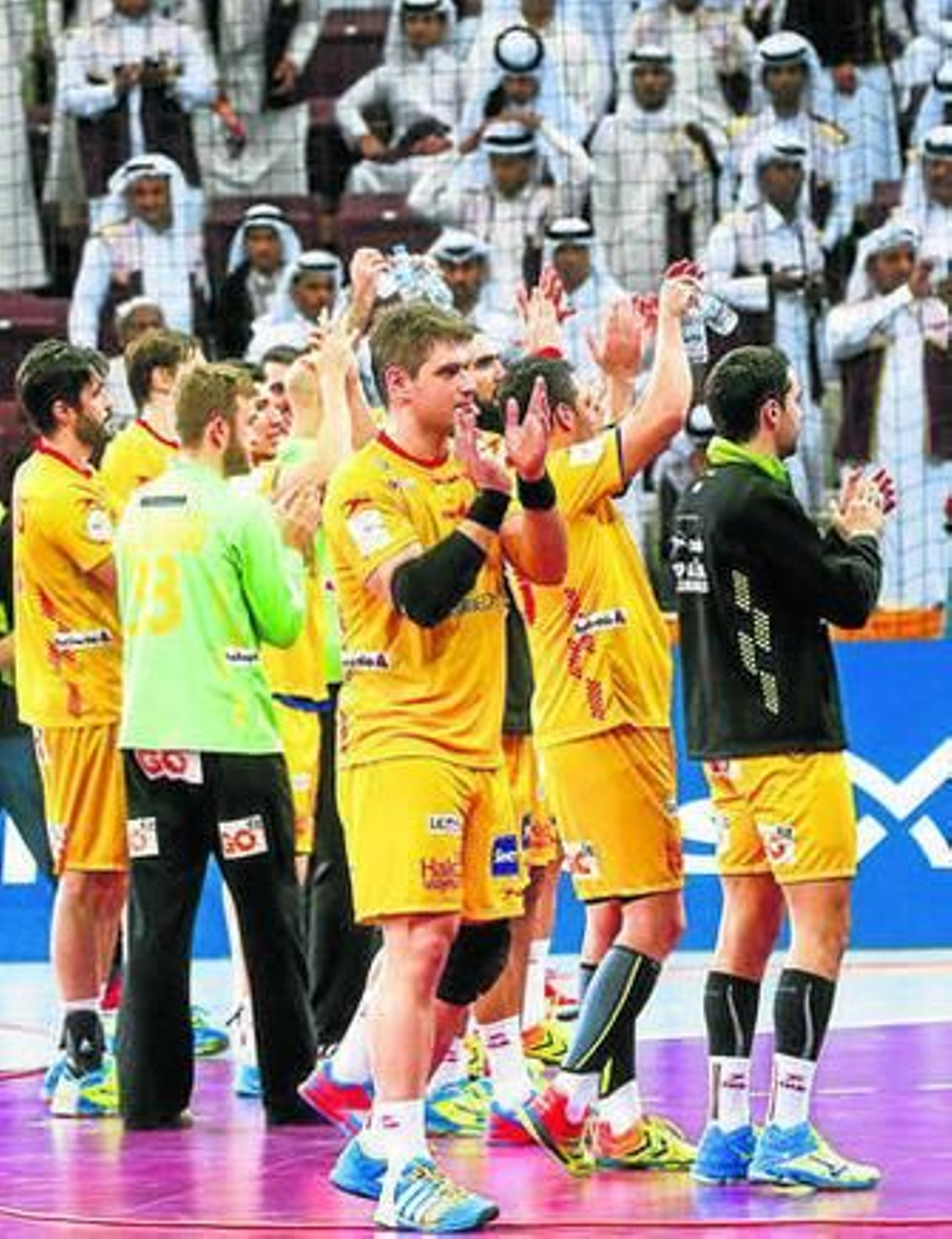 Julen Aginagalde, en primer plano, aplaude al público al final del partido.