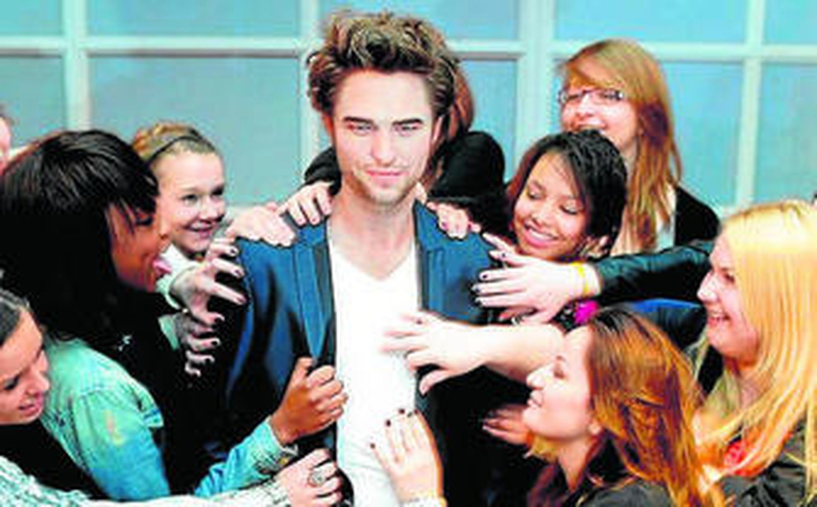 El nuevo Pattinson de cera es asediado por sus admiradoras