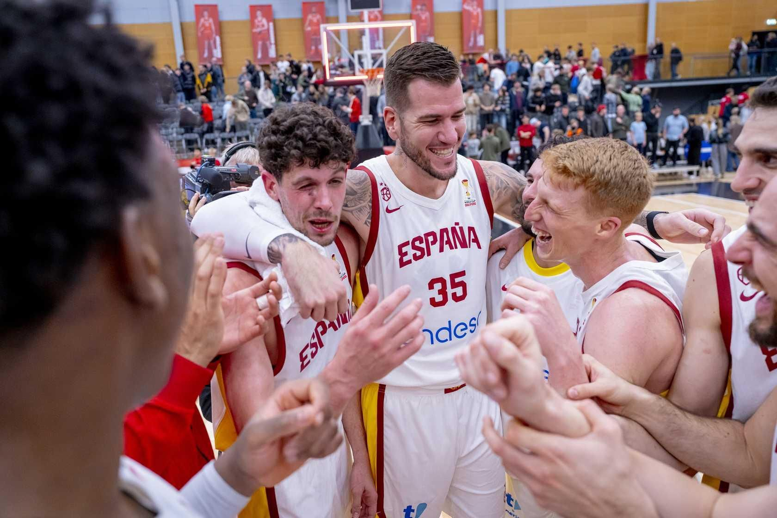 Cómodo inicio de la España de Chus Mateo con un buen Alberto Díaz