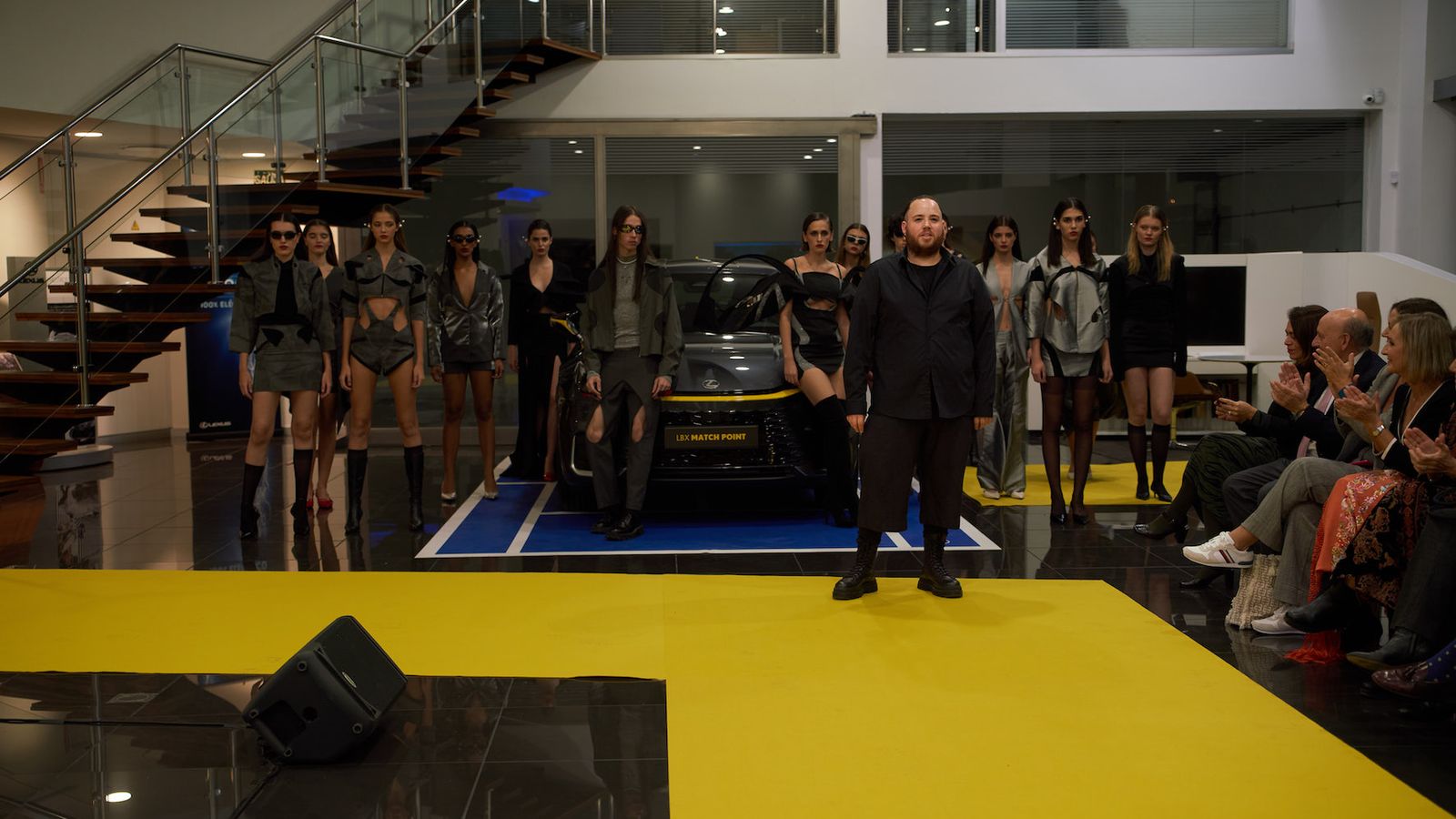 El desfile de Joss Blake.