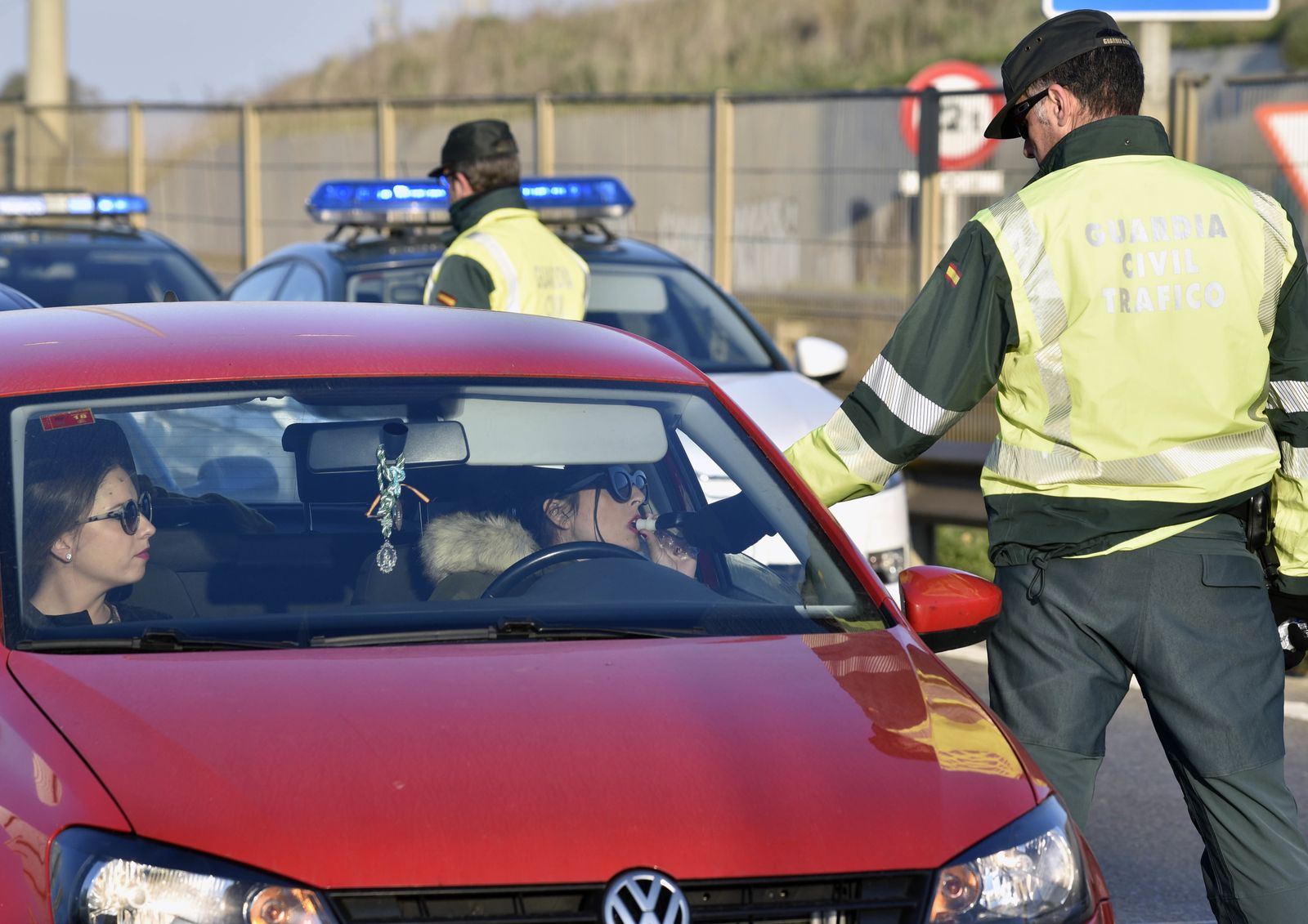 La Guardia Civil practica un control de alcoholemia.