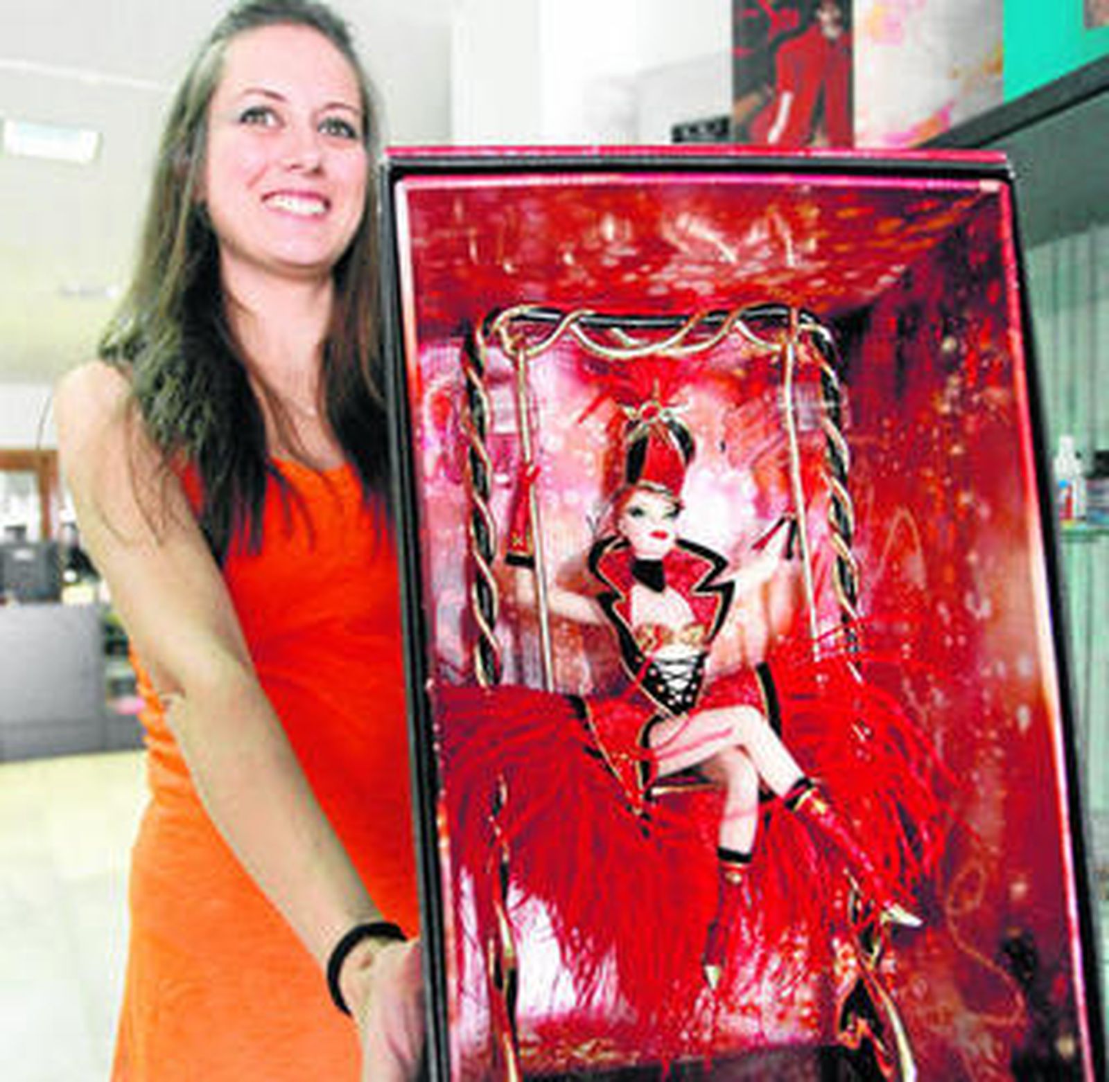 Carmen Pérez muestra el modelo de Barbie Circus.