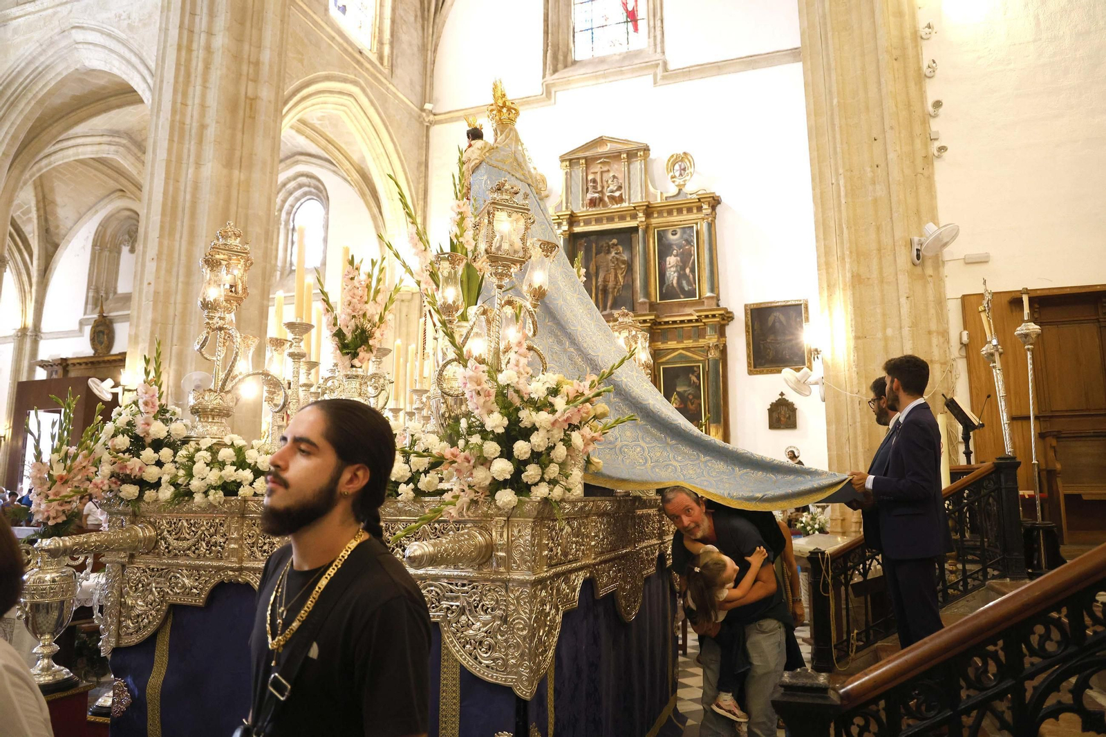 Las fotos del paso bajo el manto de la Virgen de la Luz de Tarifa