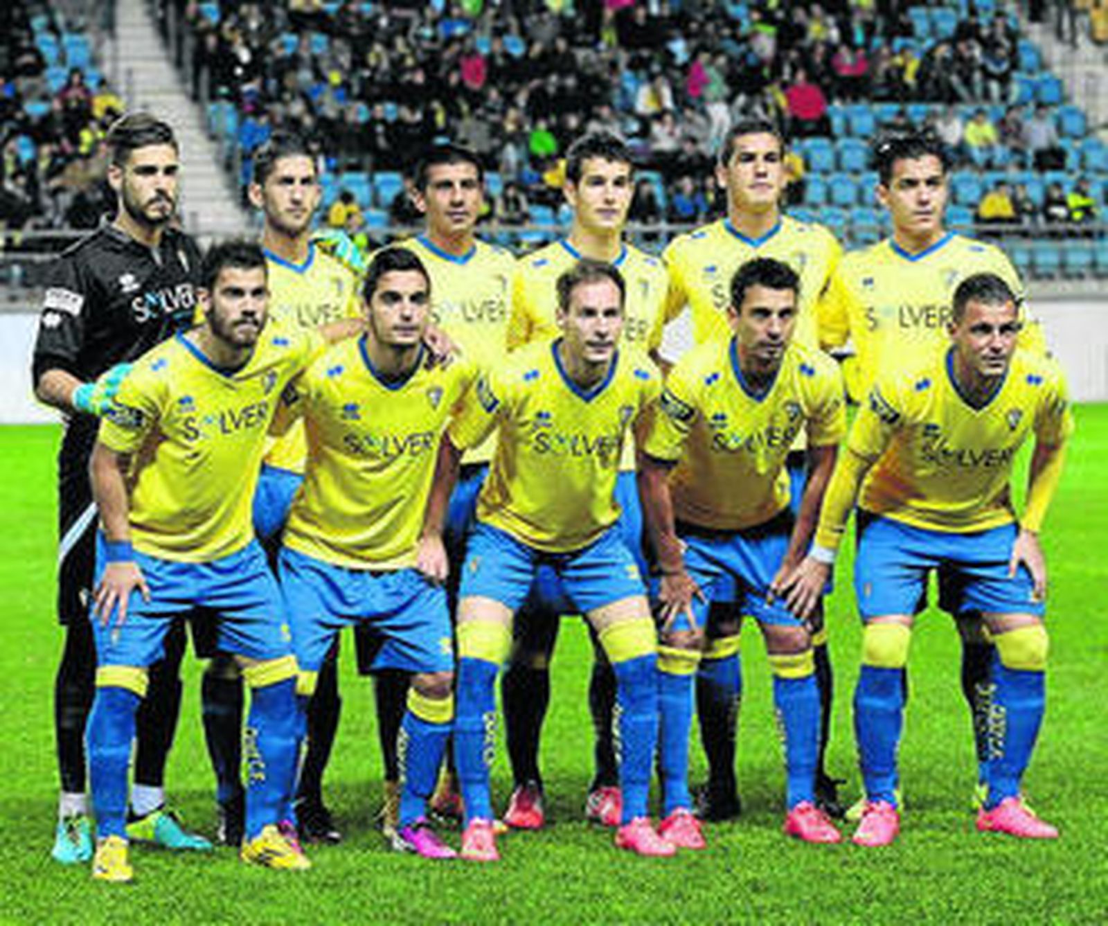 Formación del Cádiz en el choque de ida de la Copa ante el Villarreal.