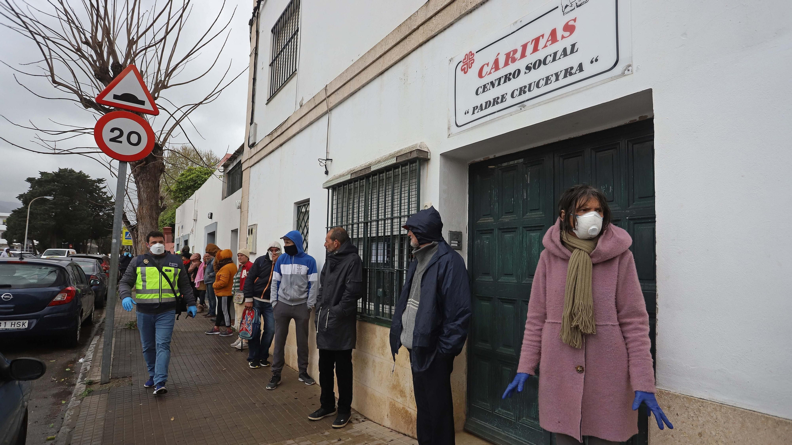 Fotos del operativo extraordinario de reparto de alimentos en el Comedor del Carmen