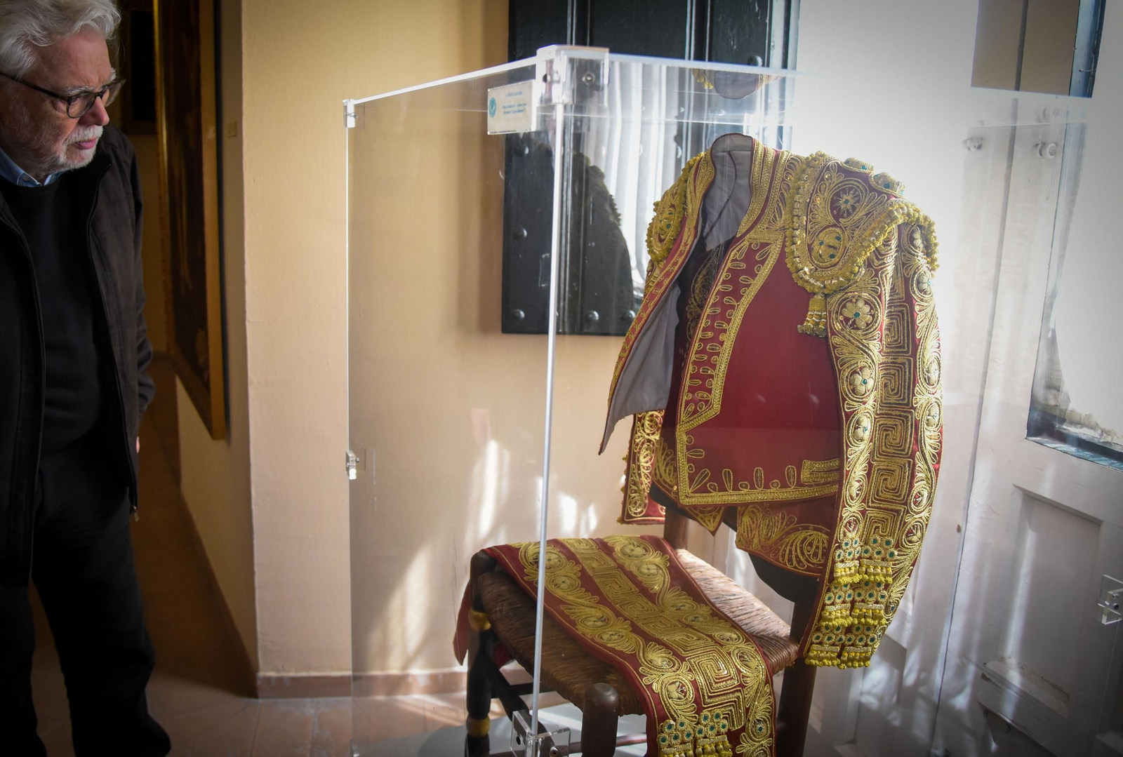 El último traje de luces vestido por Curro Romero.