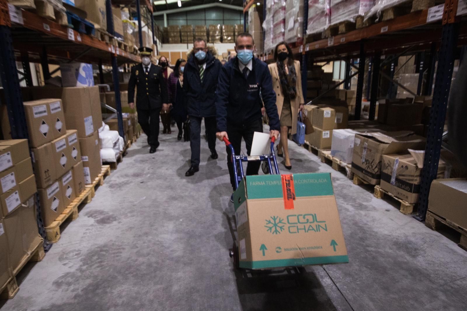 Fotos: La vacuna contra el coronavirus sale hacia Córdoba