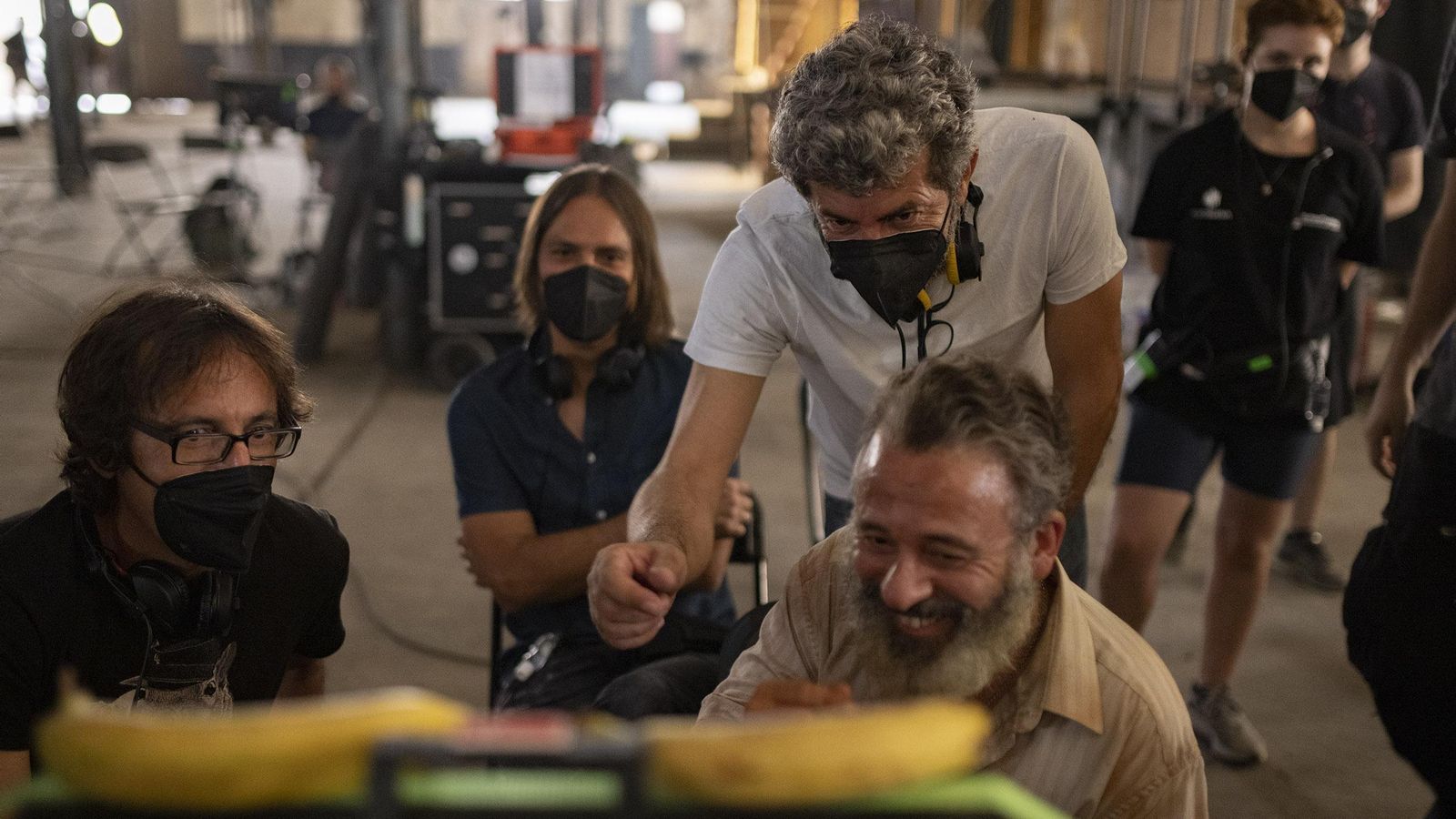 Paco Baños (script), Rafael Cobos, Alberto Rodríguez y Javier Gutiérrez observando algunas tomas. Paco Baños (script), Rafael Cobos, Alberto Rodríguez y Javier Gutiérrez observando algunas tomas.