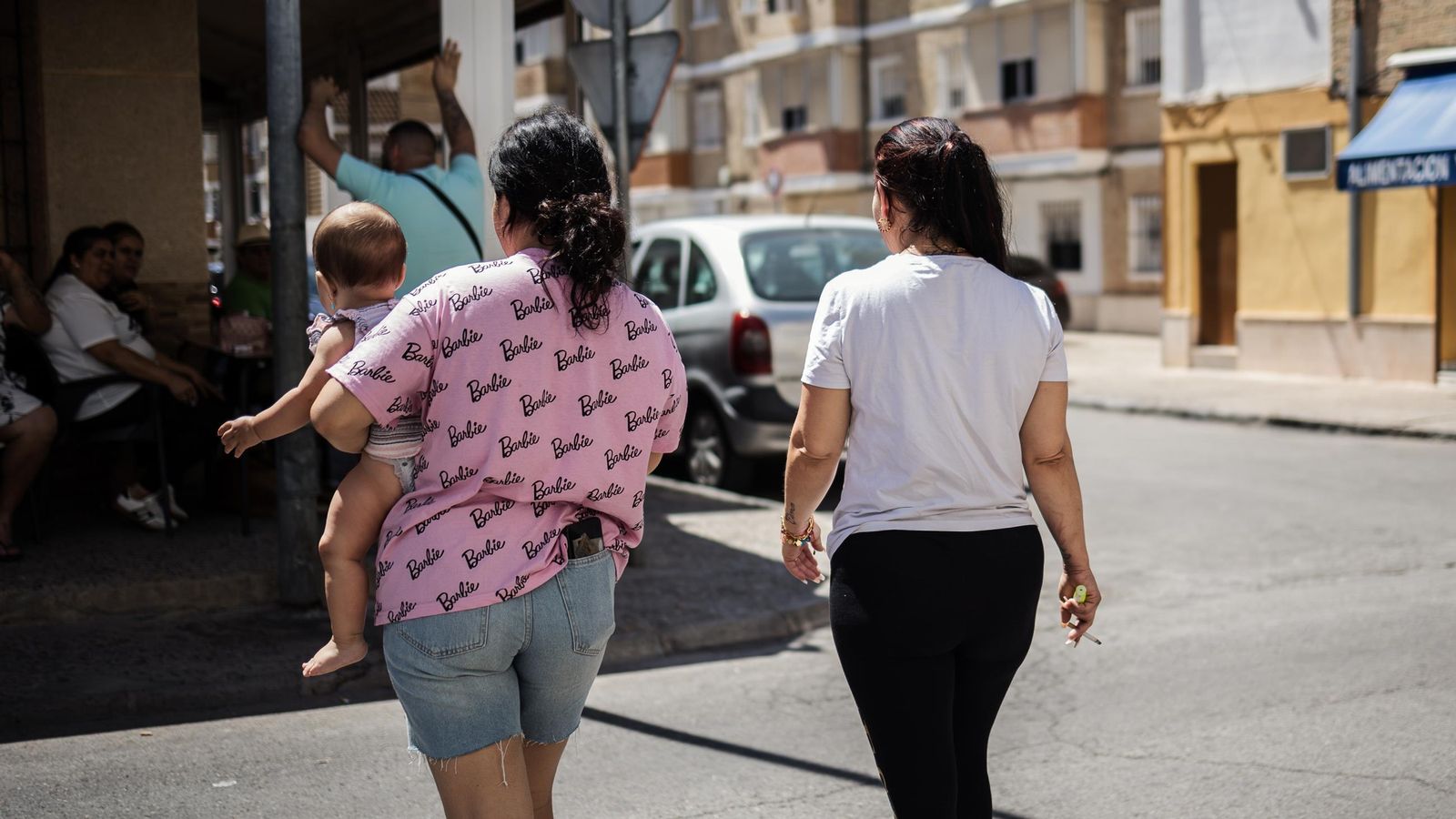 Encarnación, junto a una de sus hijas y su nieta.