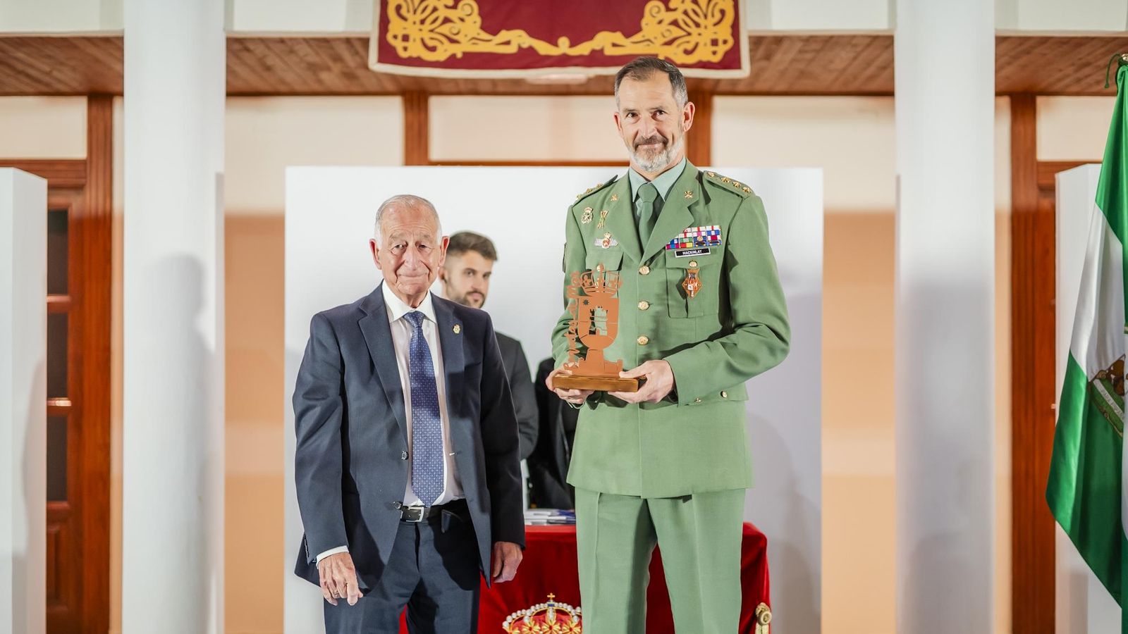 Amat ha entregado el galardón al coronel jefe del Tercio de La Legión y presidente del Club Deportivo de la Desértica D. Javier Mackinlay de Castilla.