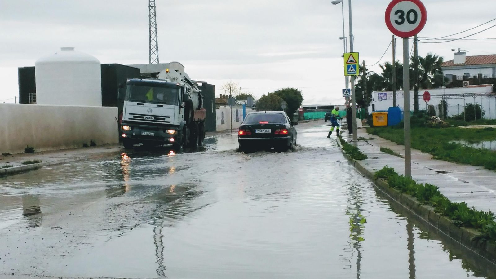 Un tramo de la carretera de La Algaida inundado en marzo pasado.
