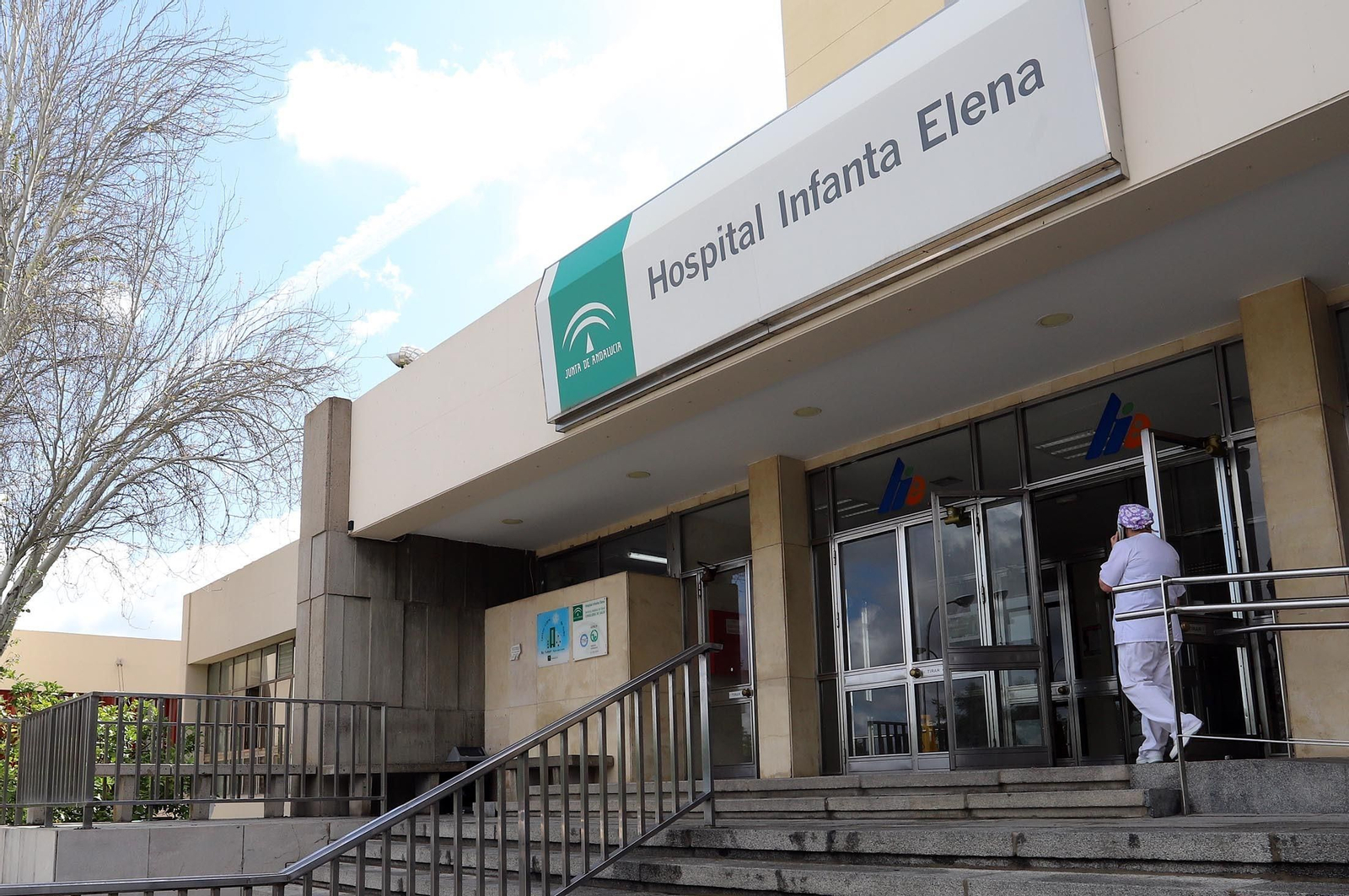 Un sanitario accede al hospital Infanta Elena por su puerta principal.