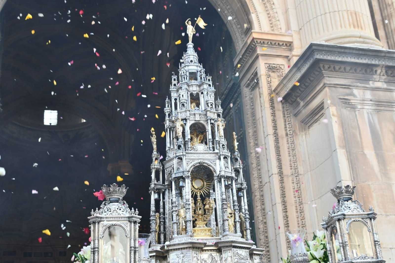 El Santísimo Sacramento llena de esperanza el corazón de los fieles jiennenses, en imágenes