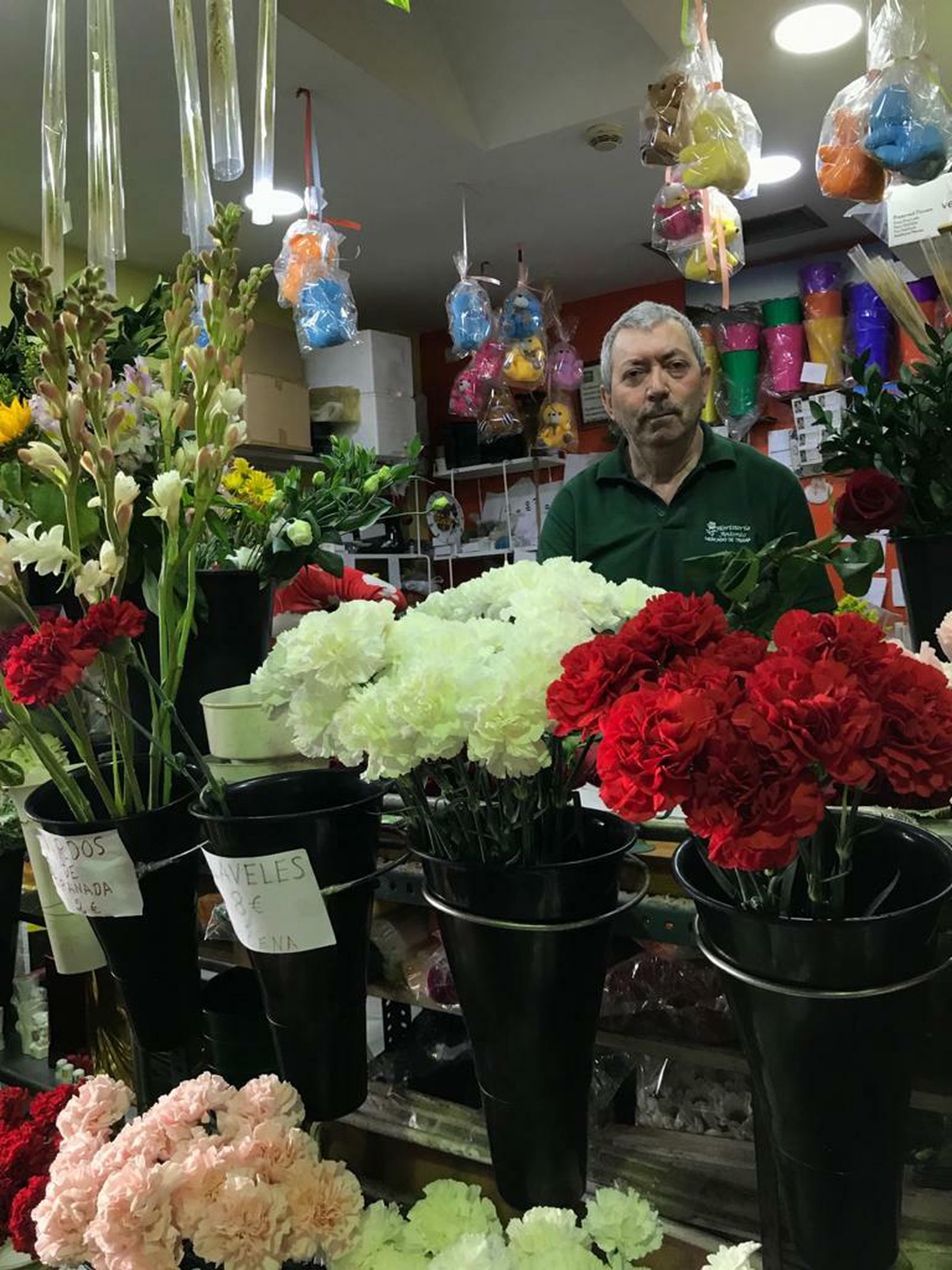 Antonio durante la entrevista en su puesto en el Mercado de Triana.