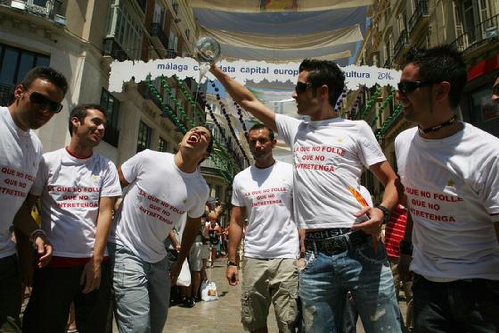 Sergio, Emilio, Carlos, Lucas y Juan se divierten bebiendo del porrón.

Foto: PUNTO PRESS