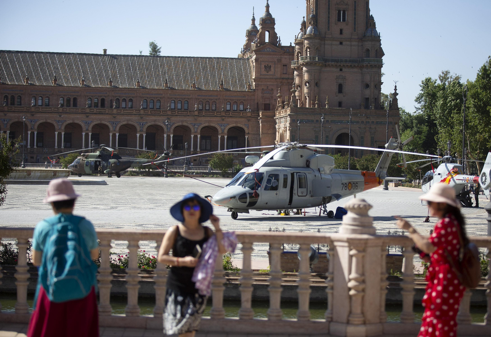 Montaje de la Exposición Estática de las Fuerzas Armadas en el parque de María Luisa