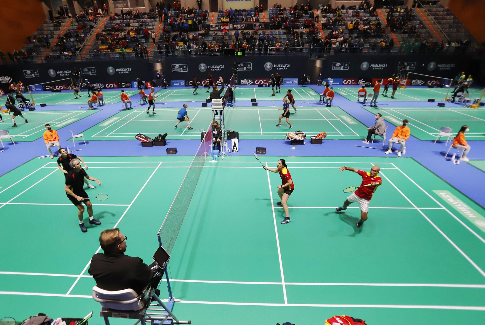 Imágenes del primer día de competición del Mundial senior de bádminton de Huelva 2021