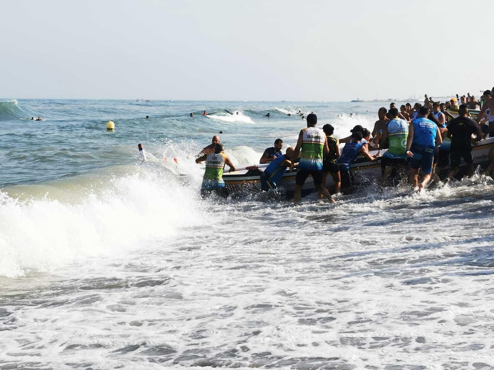 Los jabegotes retiran una embarcación.
