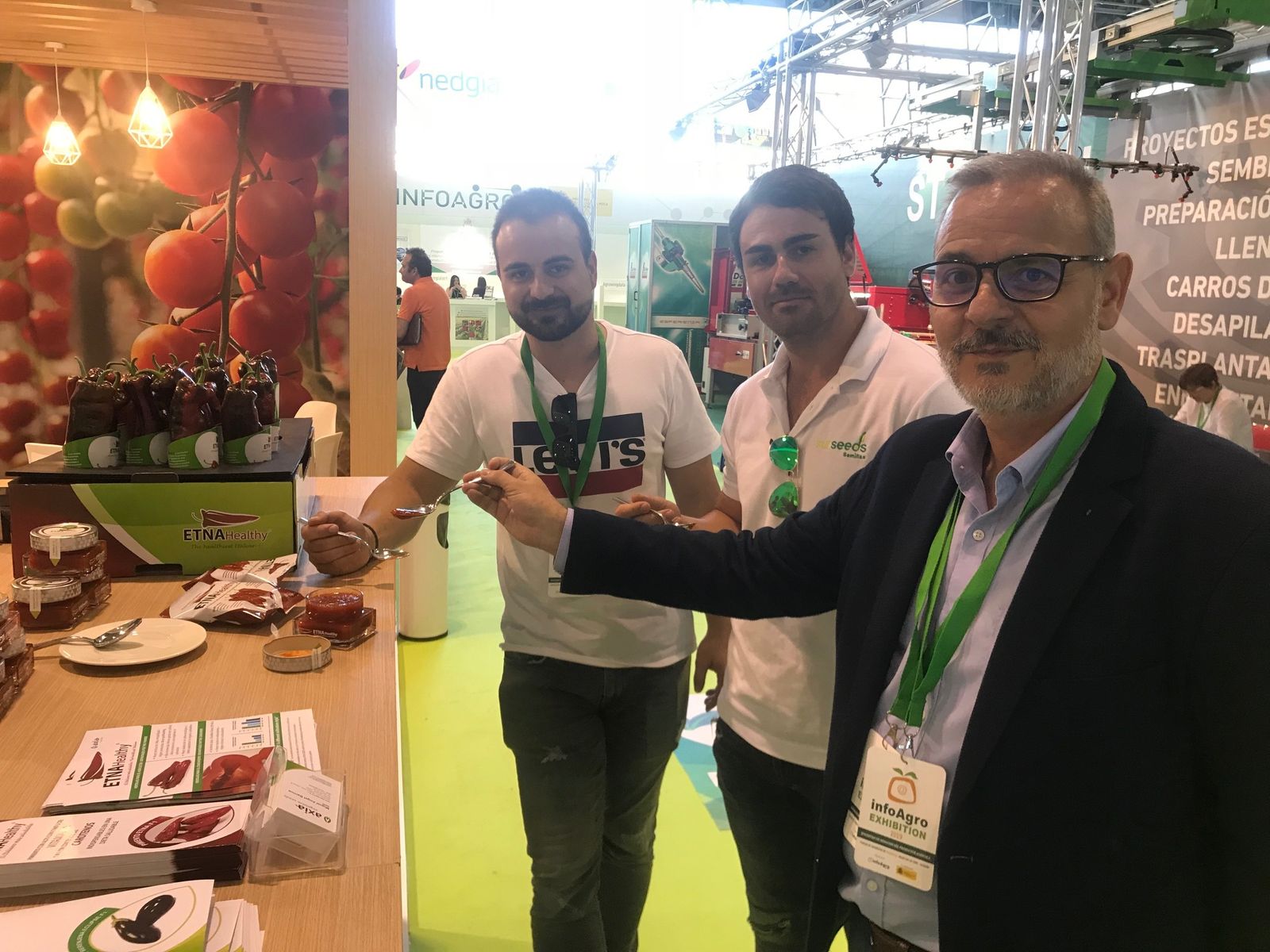 Francisco Bermúdez, en primer plano, degustando la salsa de mermelada de ETNA Healthy.