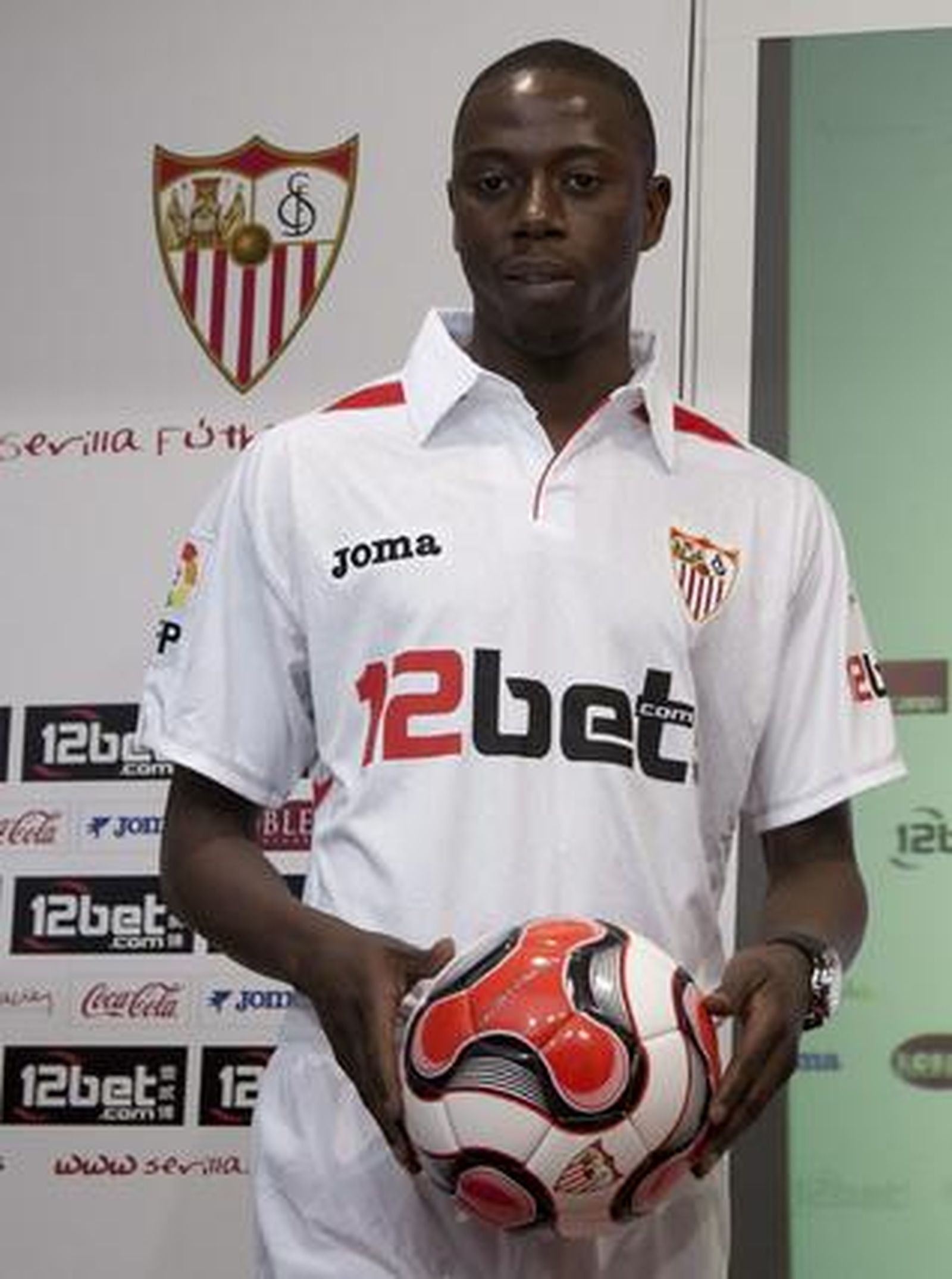 Dabo posa con el balón del Sevilla entre las manos.

Foto: Antonio Pizarro/Agencias