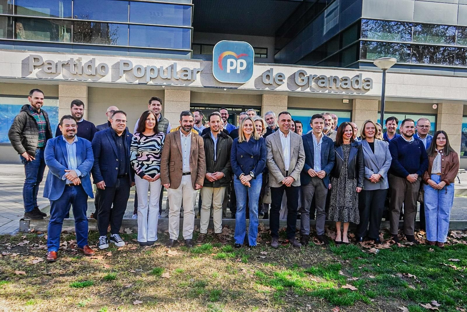Alcaldes y alcaldesas del PP en la provincia han denunciado hoy las tareas pendientes del Ejecutivo con Granada.
