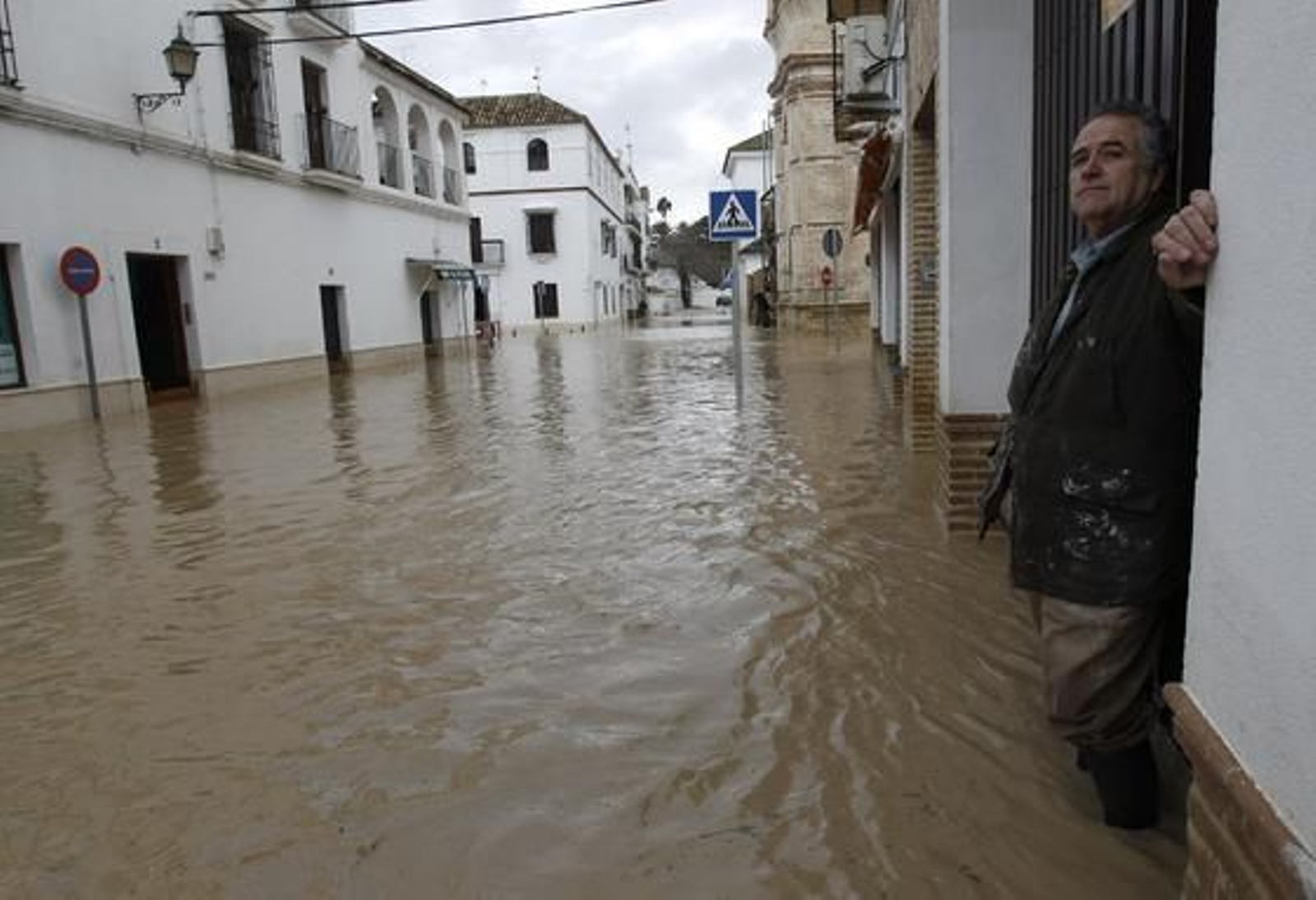 Un vecino contempla las calles del municipio completamente inundadas por tercera vez.

Foto: Antonio Pizarro
