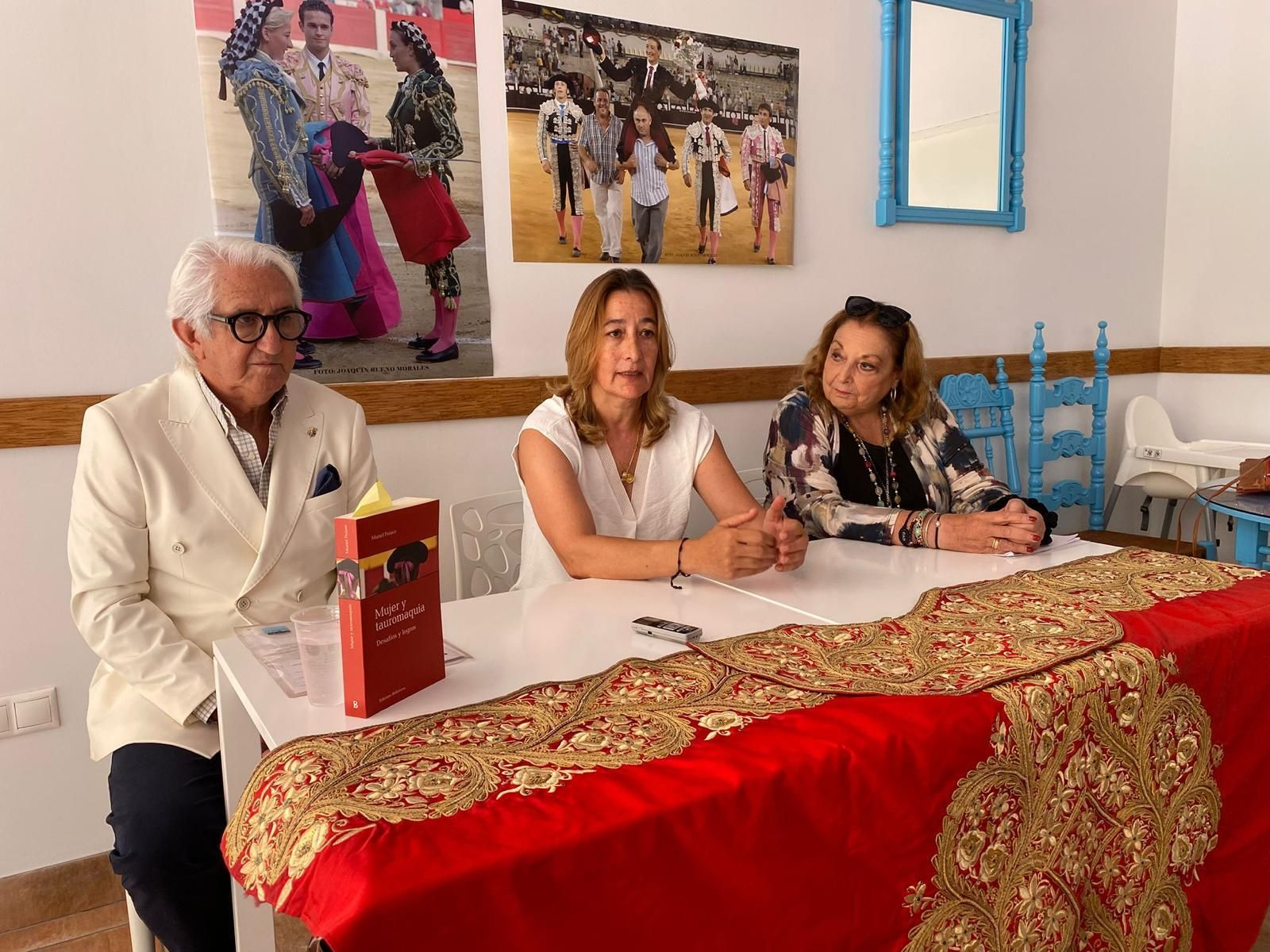 La matadora de toros Maripaz Vega junto a su apoderado Lázaro Carmona y la autora Muriel Feiner