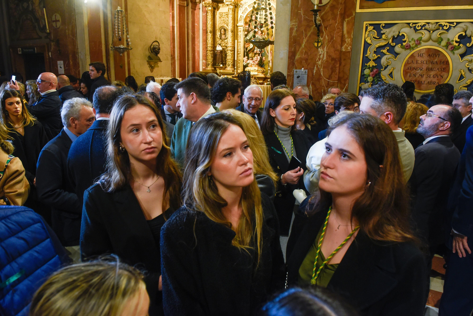 Las imágenes del ambiente en la Macarena y el Gran Poder el Jueves Santo en la Semana Santa de Sevilla 2024