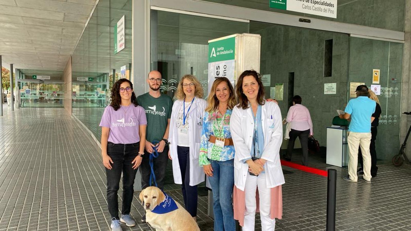 Responsables sanitarias y de Perruneando, junto a 'Bourbon', en la puerta del Castilla del Pino.