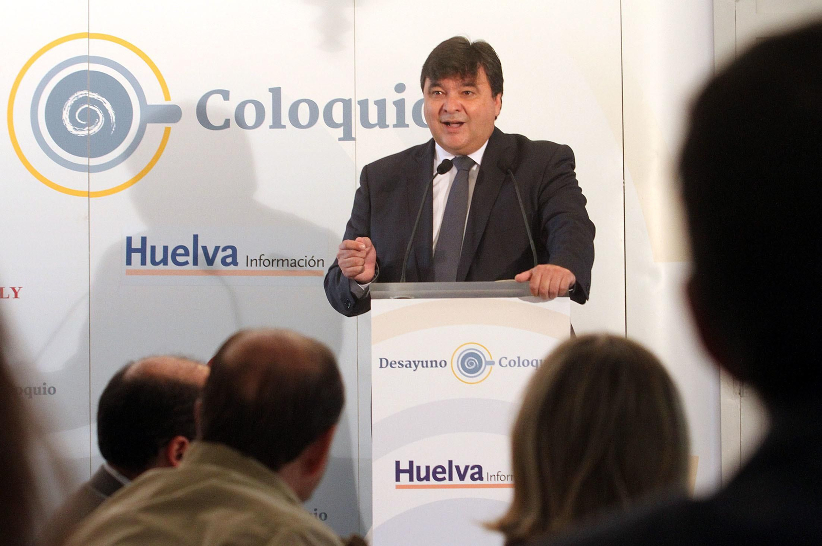 Imágenes de la conferencia y desayuno-coloquio de Gabriel Cruz, alcalde de Huelva