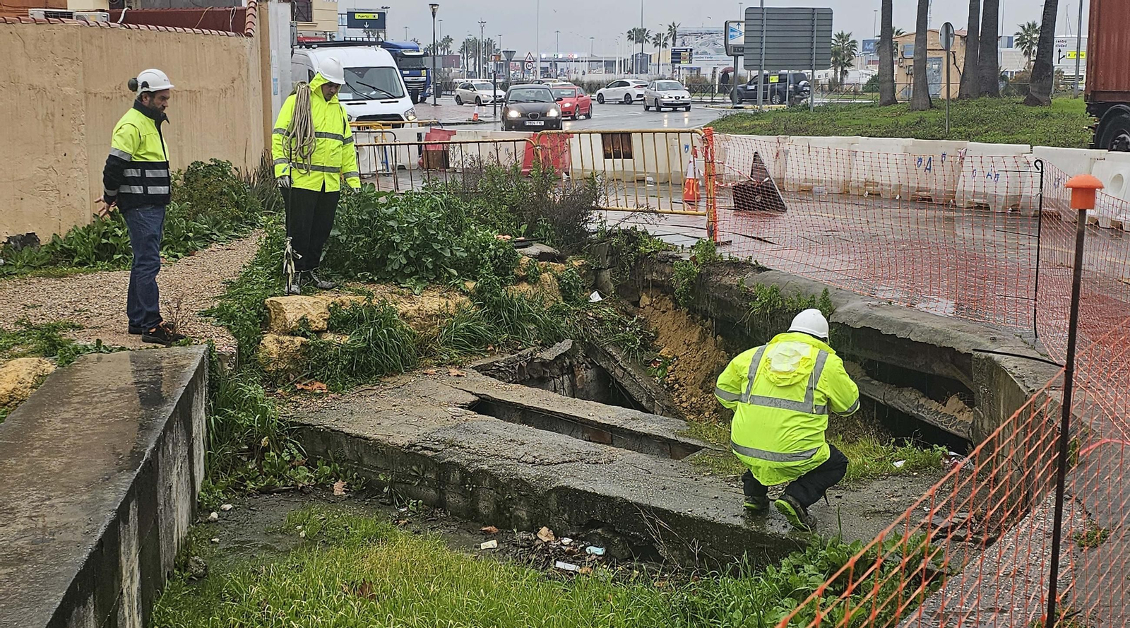 La rotonda del Varadero de Algeciras tras el hundimiento de una plancha de cubría el arroyo del Saladillo, en imágenes