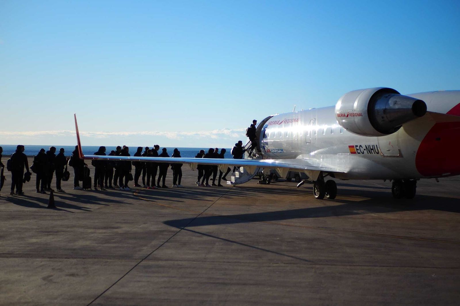 Los jugadores de la UD Almería se suben al avión que les tiene que llevar a Madrid.